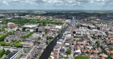 Oude Rijn, Hollanda 'da ALphen aan den Rijn' de koşuyor. Şehir merkezi, şehir merkezi. Hava görünümü.