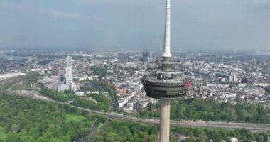Köln, Kuzey Ren Vestfalyası, Almanya, 8 Mayıs 2024: Köln: Telekomünikasyon Kulesi ve City Skyline 'ın Hava Görüntüleri. Kolonius..