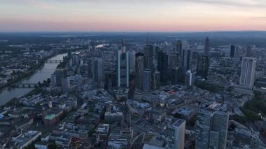 Frankfurt am Main 'in ufuk çizgisi, gün batımında hava hipervanesi..