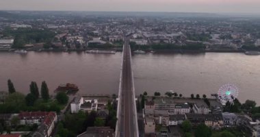 Kennedy Köprüsü Bonn 'daki üç Ren köprüsünün ortasındadır ve Bonn ile Beuel' in merkezlerini birbirine bağlar. Şehir altyapısı. Hava görünümü