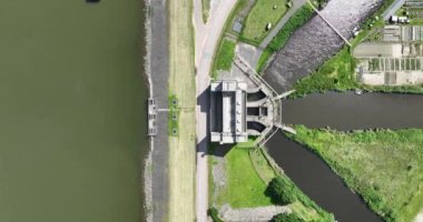 Pompalama istasyonu Lely elektrik yüklü pompalama. Medemblik, Hollanda.
