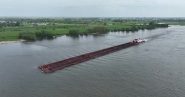 Hollanda 'daki Waal Nehri' nde büyük bir taşıyıcı gemi..
