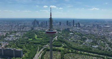 Frankfurt am Main Telekomünikasyon Kulesi ve şehir silueti, havadan kuşların bakış açısı.