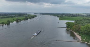 Waal Nehri 'nde hava manzarası, iç kısımlarda motorlu tanker mavna gemisi..