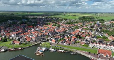 Makkum 'un tarihi şehir merkezi, deniz kıyısında, Friesland, Hollanda.