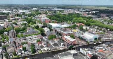 Alphen aan den Rijn, Güney Hollanda, Hollanda, 9 Haziran 2024: Alphen aan den Rijn Belediyesi, belediye binası, Sint Bonifaciuskerk, Castellum Tiyatrosu, Oude Rijn Nehri.