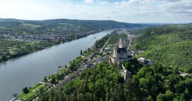 Tepedeki Marksburg Kalesi. Arka planda Rhine Nehri var. Braubach, Rhineland Palatinate, Almanya.