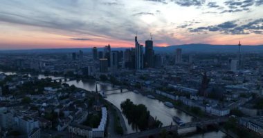 Frankfurt am Main, Almanya 'nın İHA panoraması Sunset' teki Yeni Gökdelenler Şehir Kanyonu ya da Gündoğumu Işığı 'ndaki Hava Taşıyıcısı Drone Shot' u kuruyor. Kuş bakışı.