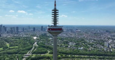 Frankfurt am Main, telekomünikasyon kulesi, Europaturm. Hava görüntüsü. Almanya.