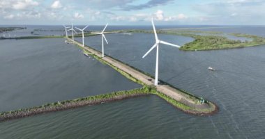 Yeşil sürdürülebilir rüzgar enerjisi nesli. Hollanda, Ijsselmeer 'de rüzgar türbinleri. Hava görünümü.