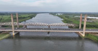 Martinus Nijhoff Köprüsü kablosu A2 otoyolunda Zaltbommel yakınlarında Waal Nehri üzerinde köprü olarak kaldı. Hollanda 'da..