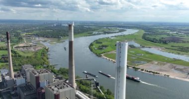 Ren nehri ve nakliye lojistiği. Duisburg, Almanya. Voide santralinin bacaları.