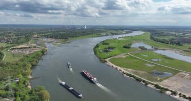 Ren nehri ve nakliye lojistiği. Duisburg, Almanya. Voide santralinin bacaları.