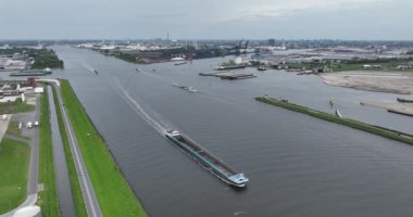 Nakliye gemisi Amsterdam, Hollanda 'daki Kuzey deniz kanalında. Hava görünümü.