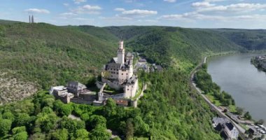Tepedeki Marksburg Kalesi. Arka planda Rhine Nehri var. Braubach, Rhineland Palatinate, Almanya.