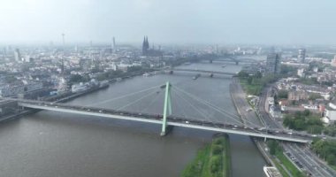 Almanya 'daki Ren Nehri üzerindeki Köln Rodenkirchen Köprüsü. Hava görünümü.