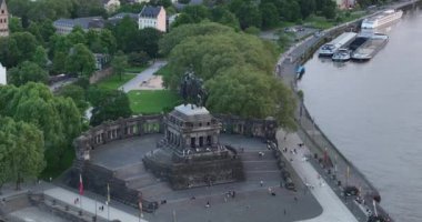 Almanya 'nın tarihi Alman kenti Koblenz. Gün batımında kuş bakışı.