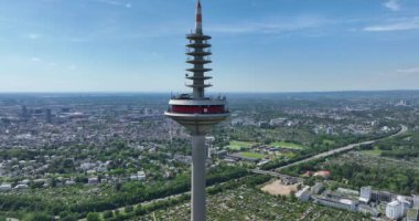 Frankfurt am Main Telekomünikasyon Kulesi ve şehir silueti, havadan kuşların bakış açısı.