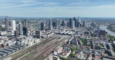 Bahnhof Frankfurt am Main, tren istasyonu ve şehir silüeti. Hava görünümü.