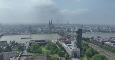 COlogne 'un ufuk çizgisi, Köln Katedrali, Ren Nehri' ni geçen Hohenzollern Köprüsü ve diğer ikonik binalar üzerindeki hava manzarası. Hava görünümü.