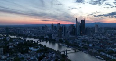 Frankfurt am Main, gece manzaralı. Gökdelenler ve finans bölgesi. Hava görünümü.