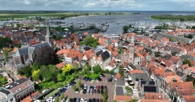 Hollanda, Monnickendam 'daki pitoresk tarihi balıkçı köyündeki evler.