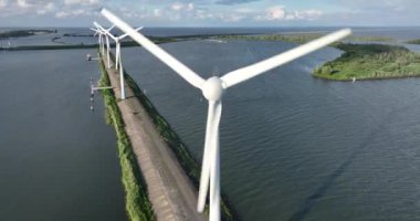 Enkhuizen, Hollanda 'da sürdürülebilir enerji kaynağı rüzgar türbini.