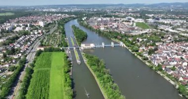 Frankfurt yakınlarındaki ana nehir, Almanya 'daki Griesheim Barajı.