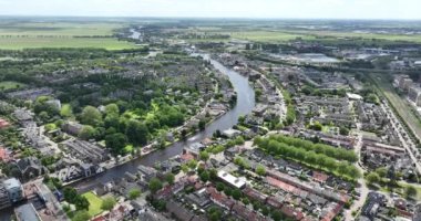 Hollanda 'nın Alphen aan den Rijn şehrinde koşan Oude Rijn.