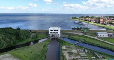 Pompalama istasyonu Lely elektrik yüklü pompalama. Medemblik, Hollanda.