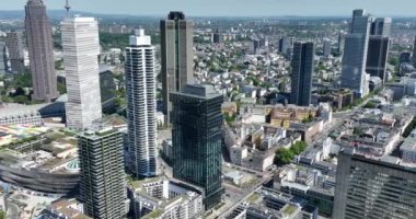 Frankfurt am Main, Hessen, Almanya, 11 Mayıs 2024: Frankfurt am Main Skyline, finans bölgesindeki ofis binaları.