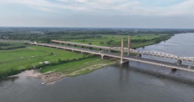 Hollanda 'nın altyapısı. Waal Nehri üzerindeki otoyol köprüsü ve tren demiryolu ile kesişiyor..