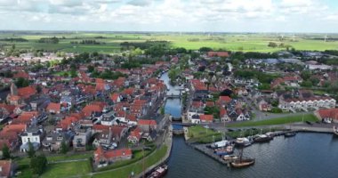 Hollanda 'nın Friesland eyaletindeki Makkum köyü IJsselmeer kıyısında Afsluitdijk ve Workum arasında yer almaktadır. Hollanda 'da..