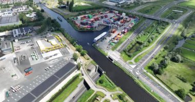 Alphen aan den Rijn, Güney Hollanda, Hollanda, 9 Haziran 2024: Hollanda 'daki Alphen aan den Rijn' de su kemeri ve sanayi bölgesi.