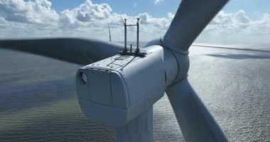 Rüzgâr türbini, Ijsselmeer 'de kıyı rüzgâr parkının açığında dönen bıçaklar. Görüntüyü kapat.