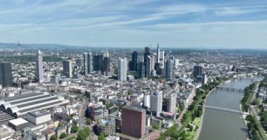 Frankfurt am Main, Hessen, Almanya, 11 Mayıs 2024: Frankfurt am Main Skyline, finans bölgesindeki ofis binaları.