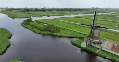 Het Prinsenhof Westzaan, Hollanda 'nın tarihi yel değirmeni.