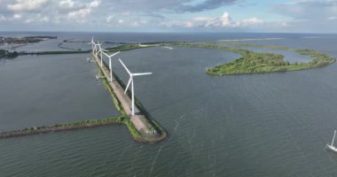 Yeşil sürdürülebilir rüzgar enerjisi nesli. Hollanda, Ijsselmeer 'de rüzgar türbinleri. Hava görünümü.