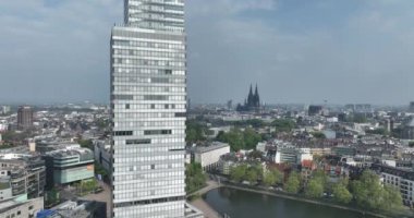 Köln, Kuzey Ren Vestfalya, Almanya, 8 Mayıs 2024: Köln medya parkı. Medya ve iletişim endüstrisinin şirketlerinin yanı sıra kültür kurumları, bir otel ve bir apartman dairesi bulunmaktadır.