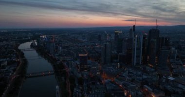 Frankfurt am Main, Almanya. Geceleri gökdelenler ve gökdelenler. Hava iletisi.