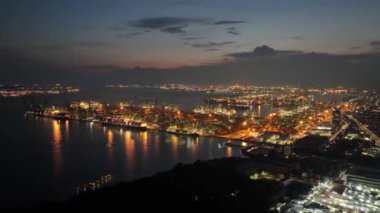 Singapur, Pasir Panjang terminali, Singapur, 6 Temmuz 2024: Pasir Panjang terminal contaienr terminal. Geceleri havadaki zaman aşımı