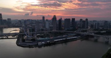 Singapur, Marina Körfezi Merkez Bölgesi, Singapur, 4 Temmuz 2024: Singapur Marina Körfezi ufuk çizgisi manzaralı, uçan feribot çarkı. Hava aracı görünümü.