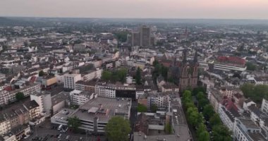 Günbatımında Almanya 'nın Bonn şehrinin üzerinde uçuyor. Drone görünümü.