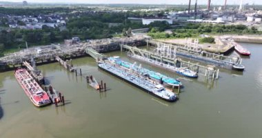 Godorfer Hafen, Rodenkirchen, Almanya. Kimyasal madde üreten gemiler