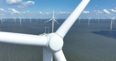Offshore rüzgar türbinleri rüzgar çiftliği, Afsluitdijk, Hollanda. Hava görünümü.