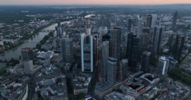 Frankfurt ana finans bölgesi. Hava görüntüsü. Gün batımı