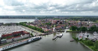 Hoorn, Kuzey Hollanda, Hollanda, Grashaven, Buitenhaven, Vluchthaven ve Binnenhaven ve Hooftoren. Hava aracı şehir görüntüsü.