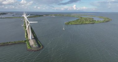 Hollanda, Enkhuizen 'de rüzgâr türbinleri rüzgâr parkı..