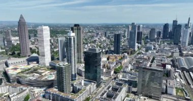 Frankfurt am Main, Hessen, Almanya, 11 Mayıs 2024: Frankfurt am Main Skyline, finans bölgesindeki ofis binaları.
