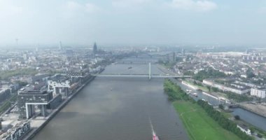 Cologne Rodenkirchen Köprüsü, Köln 'ün ufuk çizgisi. Şehir altyapısı. Hava aracı görünümü.